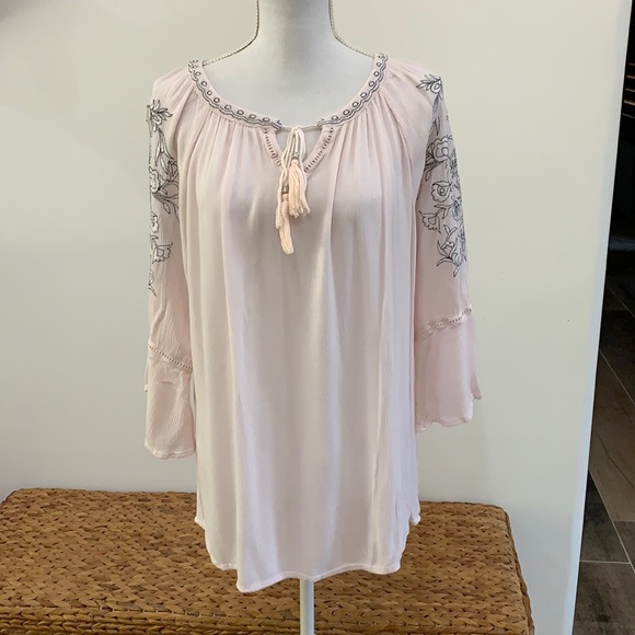 mimi & daphne Tops - 3/$20{Mimi & Daphne}Sz L Sheer Light Pink Boho Top